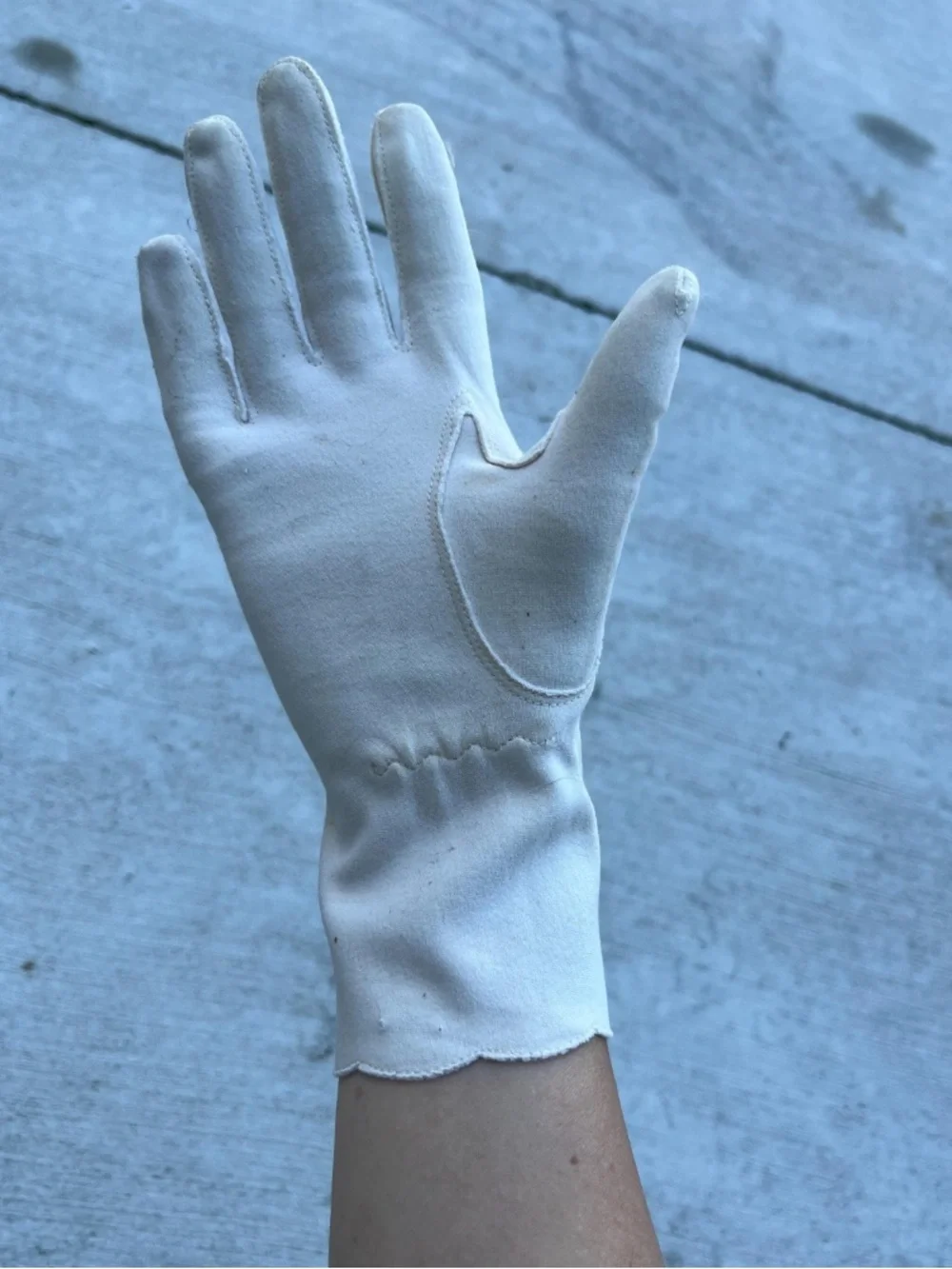 VINTAGE WHITE SCALLOPED COTTON GLOVES